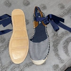 Canvas espadrilles. Flat sole.